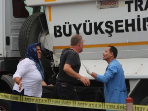 Yolun Karşısına Geçmeye Çalışırken Kamyonun Altında Kaldı