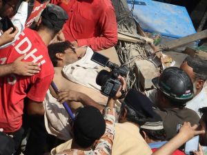 Pakistan’da Bina Çöktü: 4 Ölü