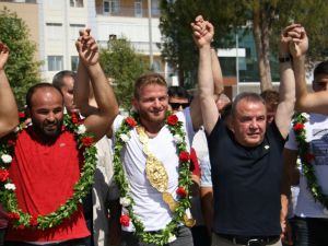 Başpehlivan İsmail Balaban’a Görkemli Karşılama