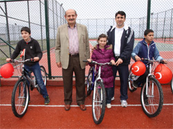 Bakırcı'dan Öğrencilere Bisiklet