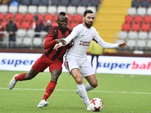 İlk Yarı Sessiz Bitti
