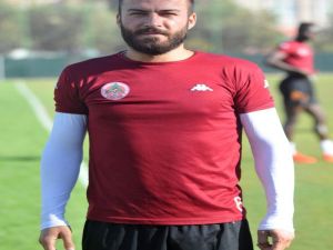 Berkan Emir’e Havalimanında Şok