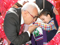 Çakır'a Çocuk Sevgisi El Öptürdü