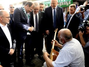 Başbakan Yardımcısı Çavuşoğlu Sokak Müzisyenine Bahşiş Verdi