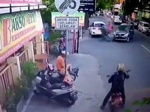 Hız Yapan Motosikletli Otomobille Böyle Çarpıştı