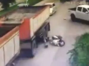 Kamyon Motosikletlinin Kafasını Ezdi