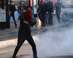 1 Mayıs göstericileri işyeri yaktı