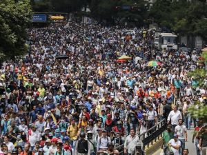 Venezuela Yeni Anayasayı Yazacak Kurucu Üyeleri Belirliyor
