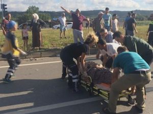 Otomobilin Çarptığı 2 Kadın Ağır Yaralandı