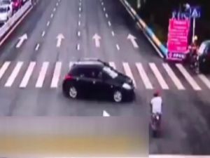 Havada Taklalar Atıp Sokak Levhasına Girdi