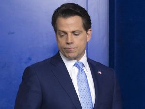 Trump İletişim Direktörünün Biletini Kesti