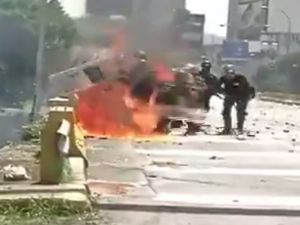 Molotof Kokteyli Polislerin İçine Düştü