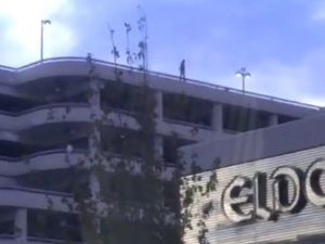 Genç Kadın Onlarca Metreden Atladı