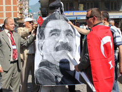 Rize'de Öcalan Maketi Astılar