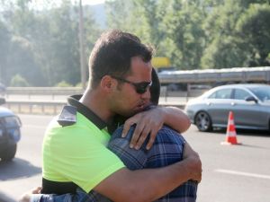 Dedesi İçin Ağlayan Askere Polisten Teselli