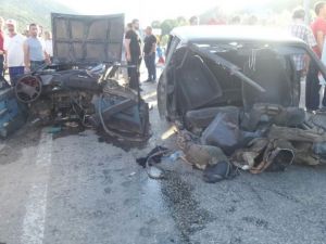Otomobil İkiye Bölündü: 4 Yaralı