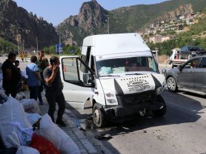 Fındık İşçilerini Taşıyan Minibüs Kaza Yaptı: 26 Yaralı