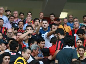Taraftar İle Polis Arasında Arbede