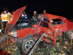Kamyonet İle Otomobil Çarpıştı: 2 Ölü, 6 Yaralı