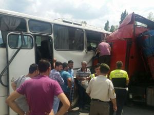 Kastamonu’da Tır İle Otobüs Çarpıştı: 25 Yaralı