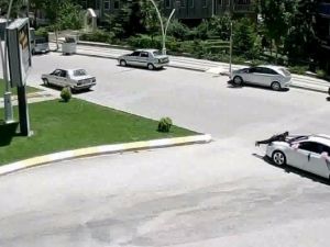 Gelin Arabasının Önüne Yattı, Ölümden Döndü