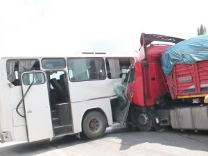 İşçi Otobüsü Kaza Yaptı: 27 Yaralı