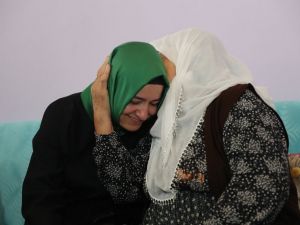 Bakan Kaya Şehit Ailesini Ziyaret Etti
