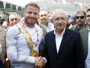 Kılıçdaroğlu, Başpehlivan Balaban’a Altın Hediye Etti
