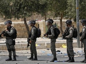 İsrail 9 Filistinliyi Daha Gözaltına Aldı