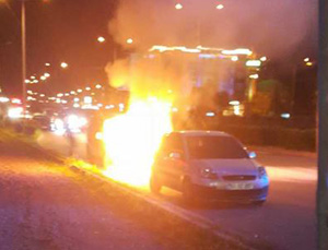Rize'de Park Halindeki Otomobil Yandı
