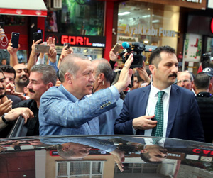 Cumhurbaşkanı Erdoğan, Rize'de Vatandaşları Selamladı