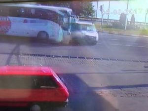 Önce Kamyonete Sonra Çay Ocağına Çarptı: 2’si Ağır 8 Yaralı