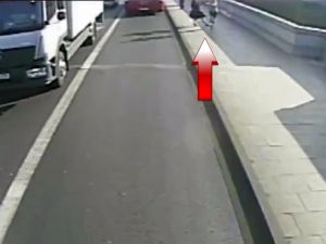Yanından Geçtiği Kadını Yola İtti