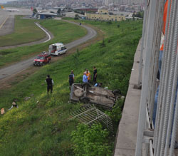 Trabzon'da Otomobil Havaalanına Uçtu 3 Yaralı
