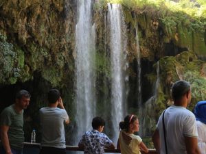 Doğa Harikası Şelale Ziyaretçi Akınına Uğruyor
