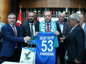 Cumhurbaşkanı Erdoğan, Çaykur Rizespor Kulübü'nü Ziyaret Etti