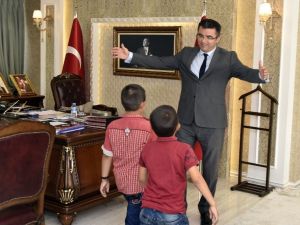 Necmettin Öğretmenin Öğrencilerinden Vali Memiş’e Ziyaret