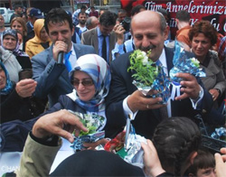 Rize'de Annelere 5 Bin Çiçek Dağıtıldı