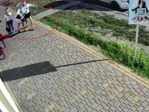 Karşısına Çıkan Kadını Yumruklayıp Bayılttı
