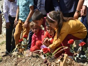 Öğrencileri Şehit Öğretmenin Kabrini Ve Ailesini Ziyaret Etti