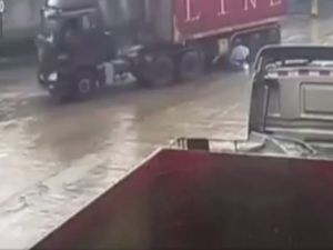 Tır Yayayı Ezdi: Korkunç Kaza Kamerada