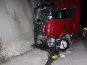Tır İş Makinesine Arkadan Çarptı: 1 Ölü, 2 Yaralı