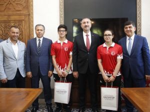 Dünya Şampiyonu Sevincini Adalet Bakanı Gül İle Paylaştı