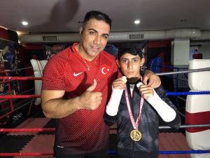 Maçta İki Elinin Parmakları Kırıldı, Türkiye Şampiyonu Oldu