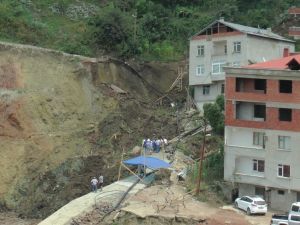 Giresun’da Bir İnşaatın Temelinin Kazılması Sırasında Toprak Kayması Meydana Geldi
