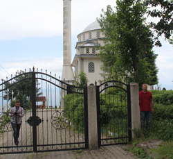 Rize'de Cami Önünde İlginç Kapı
