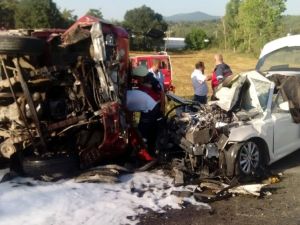 Kamyonetle Otomobil Çarpıştı: 1 Ölü, 9 Yaralı