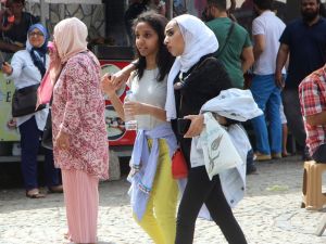 Arap Turistler Oraya Akın Ediyor