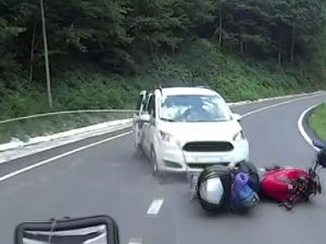 Dönüş Yapmak İsteyen Araç Motosiklete Çarptı