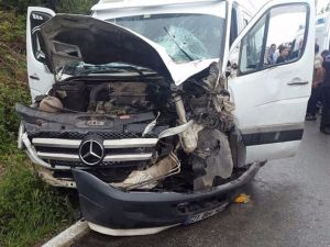 Fındık İşçilerini Taşıyan Minibüs Kaza Yaptı: 15 Yaralı